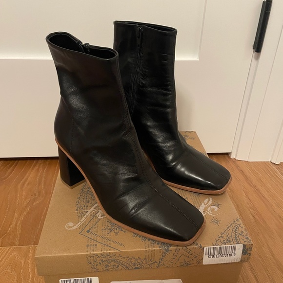 Black leather ankle boot. - Picture 3 of 7